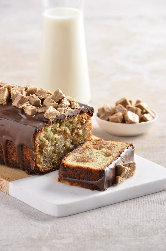 Cake à la banane avec un glaçage au chocolat.