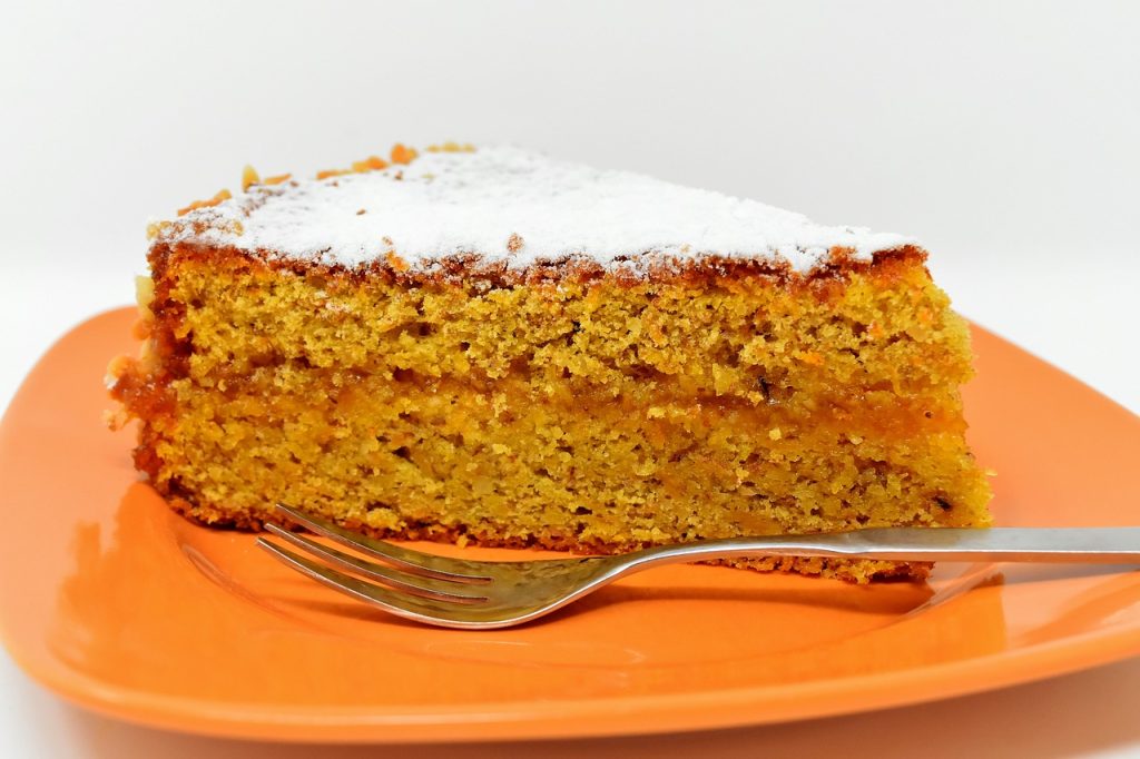 Cake à la carotte avec du sucre glace sur le dessus.