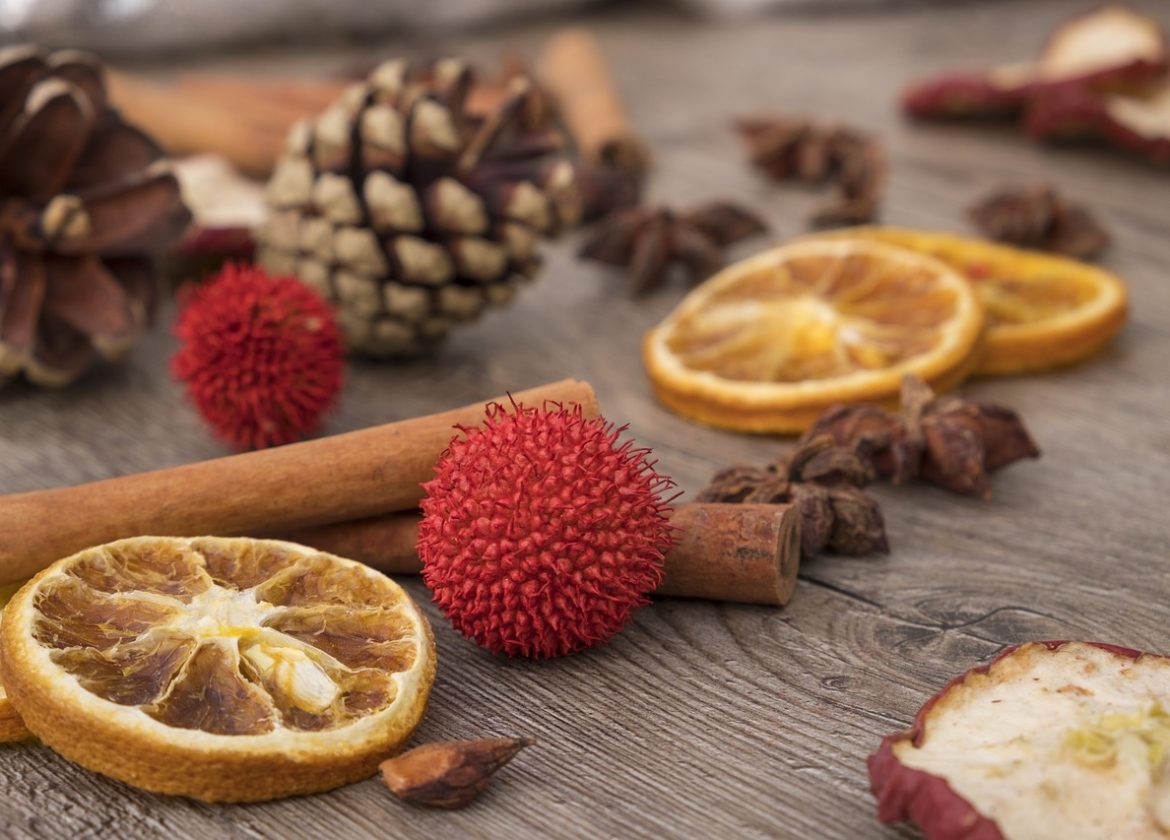 Variété d'épices et de fruits secs.