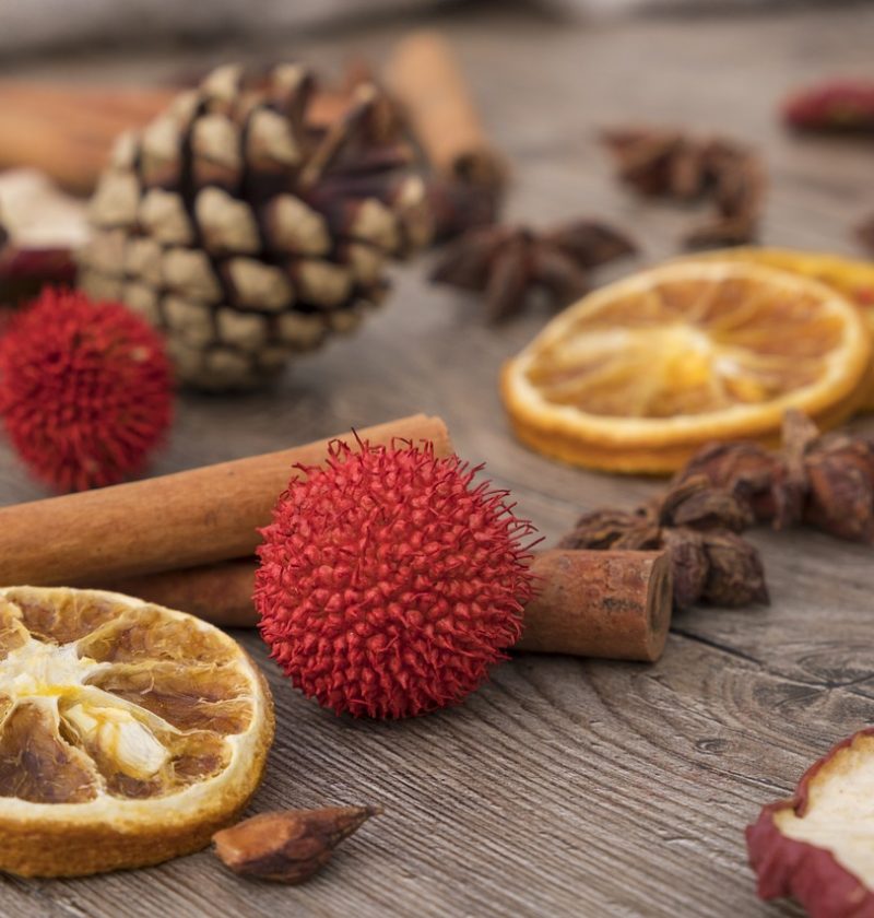 Variété d'épices et de fruits secs.