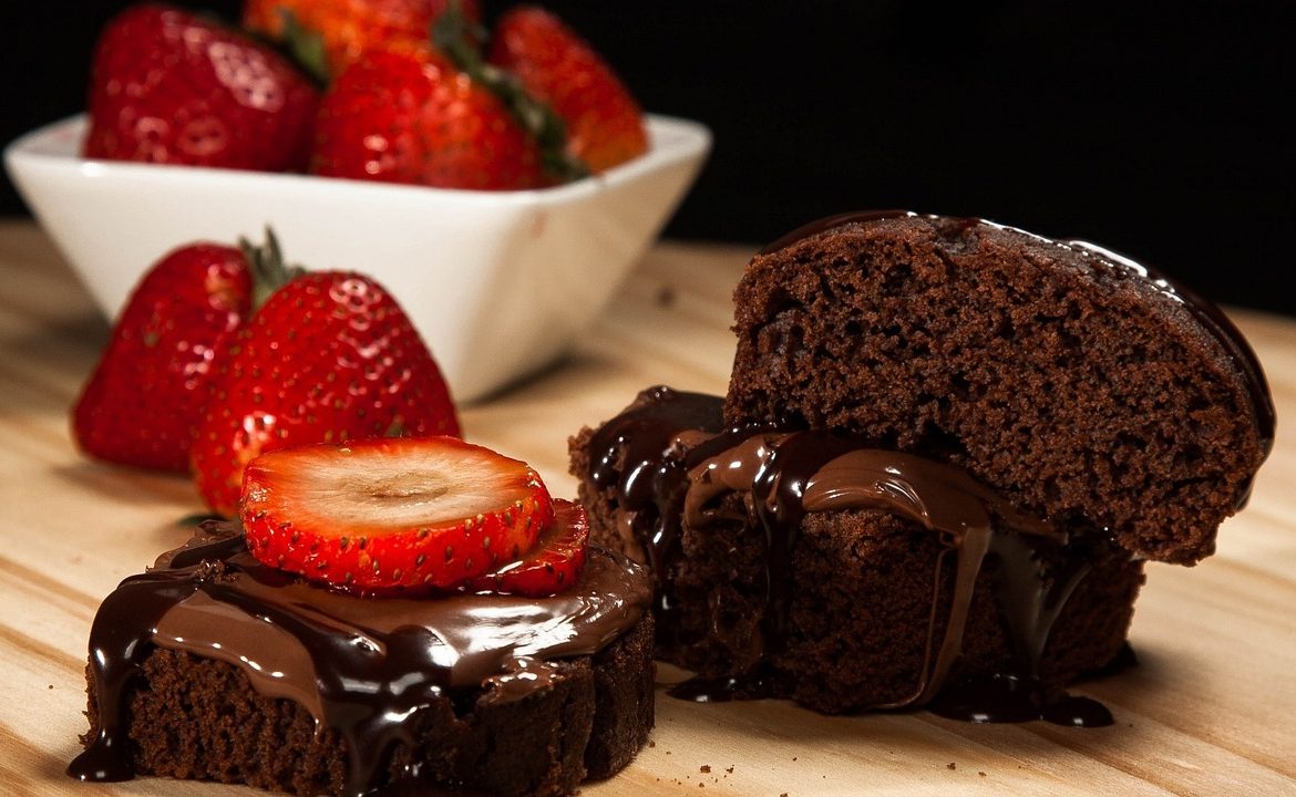 Moelleux au chocolat avec une fraise sur le dessus.