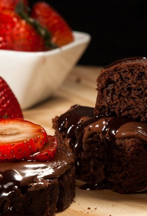 Moelleux au chocolat avec une fraise sur le dessus.