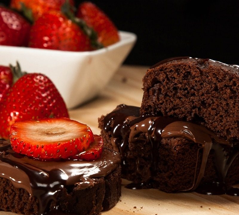 Moelleux au chocolat avec une fraise sur le dessus.