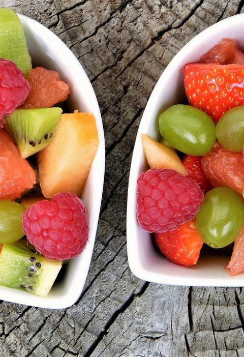Deux bols de salade de fruits en forme de cœur.