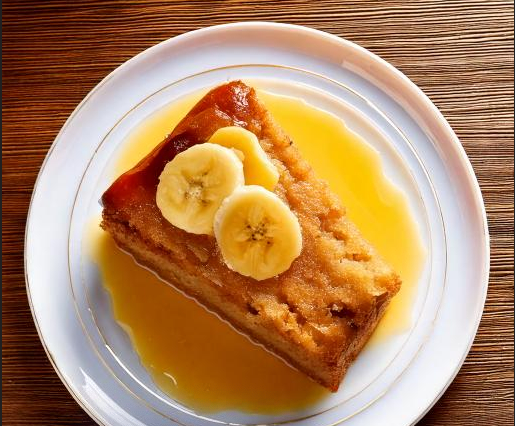 Part de gâteau moelleux à la compote de bananes.