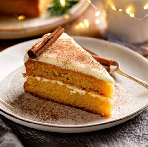 Part de gâteau moelleux à la cannelle et à la vanille.