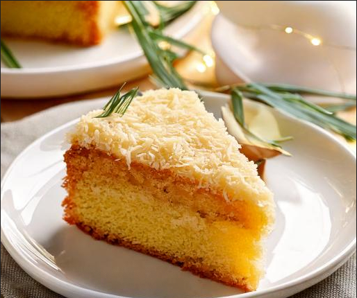 Part de gâteau moelleux au sucre de coco.