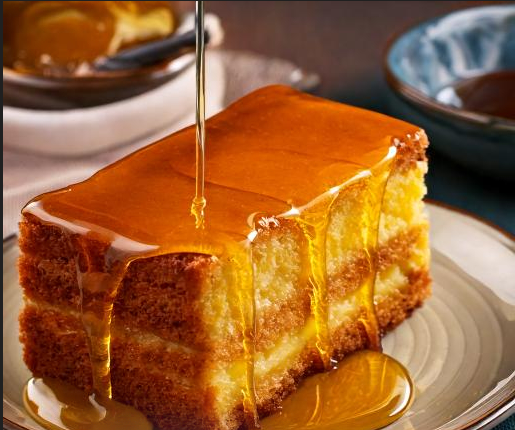 Part de gâteau moelleux au miel coulant.