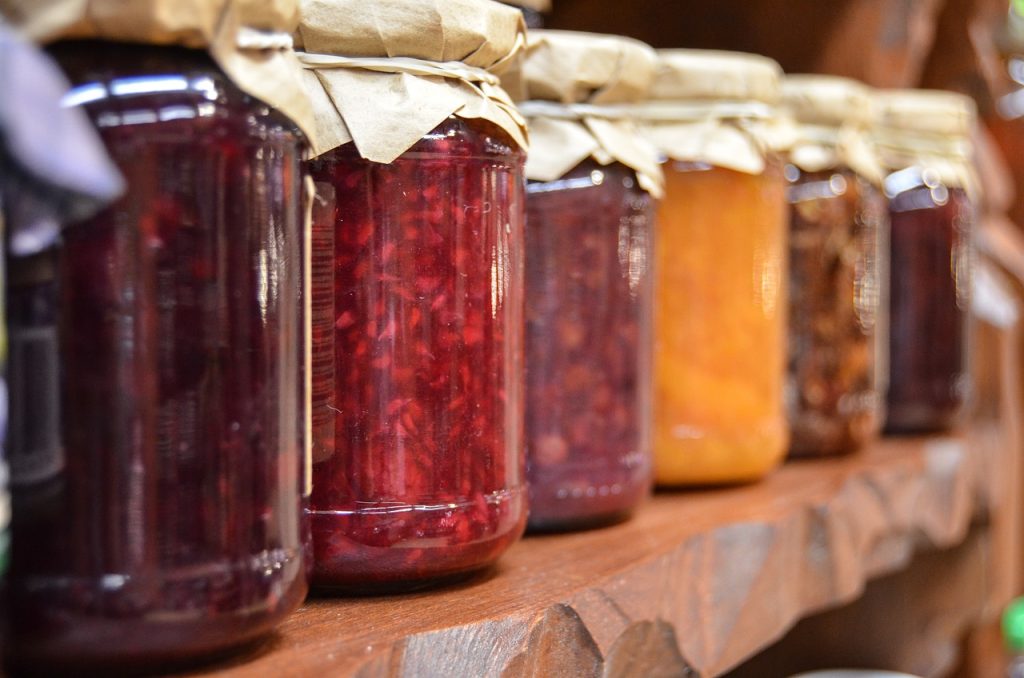 Pots de confiture de fruits colorés.