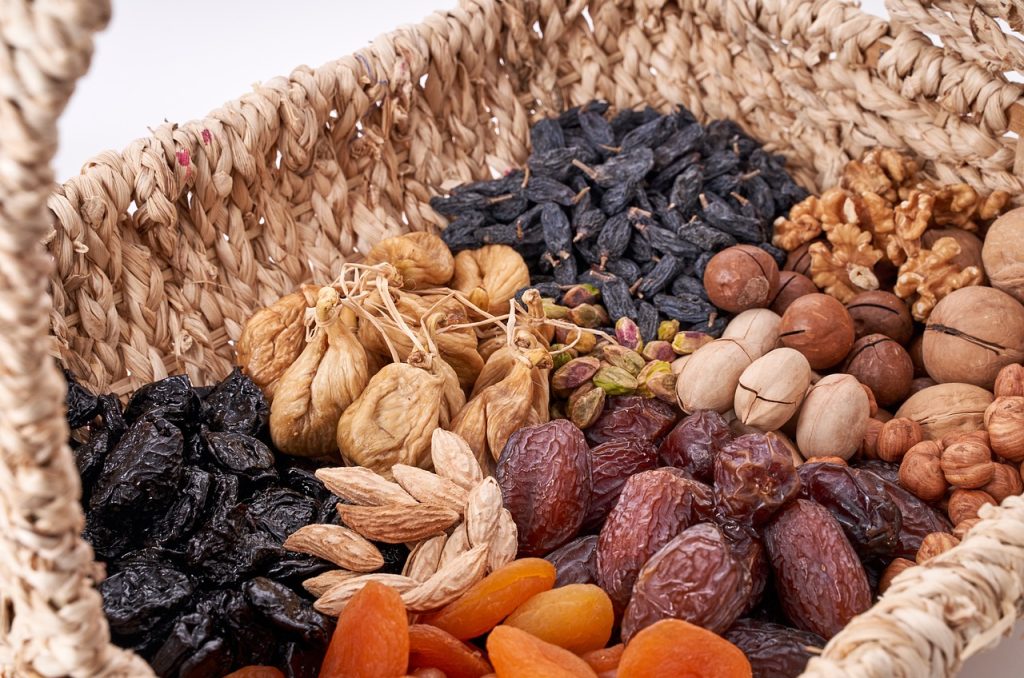Panier en osier rempli de fruits secs.