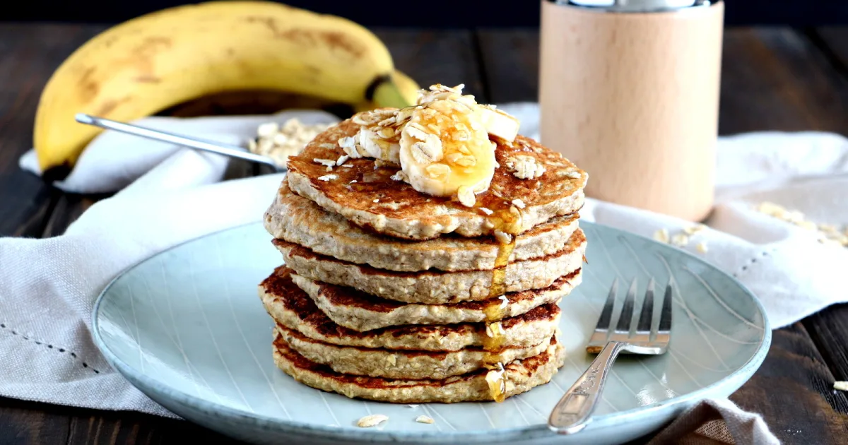 Photo de pancakes à la banane et à l'avoine.