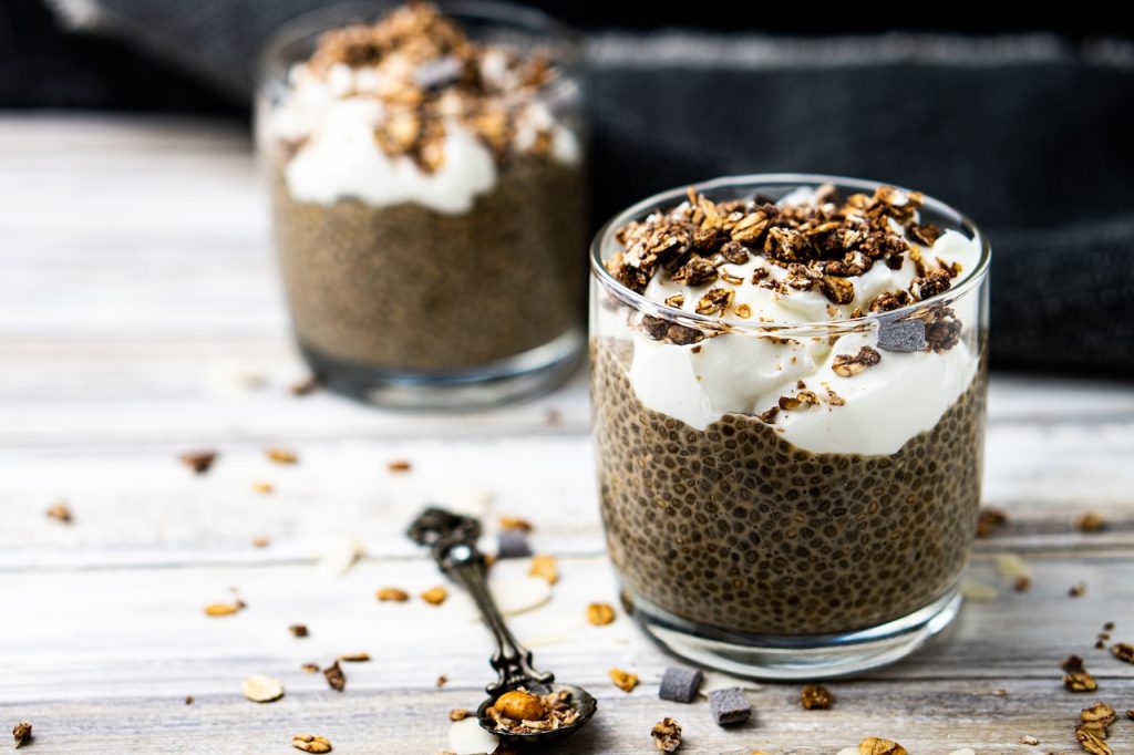 Photo de verrines composées de graines de chia, de crème et de chocolat.