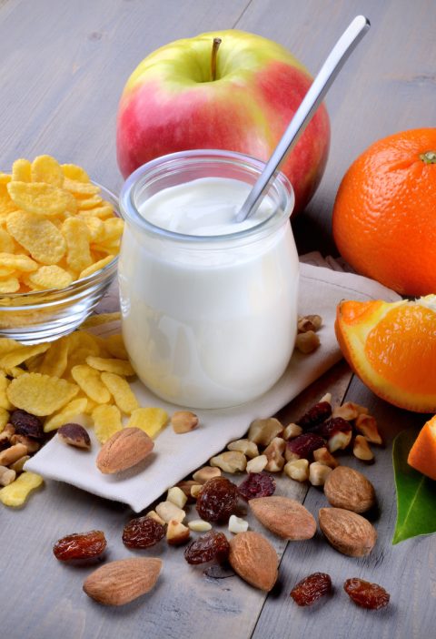 Mélange de fruits frais et de fruits secs associés à un laitage.