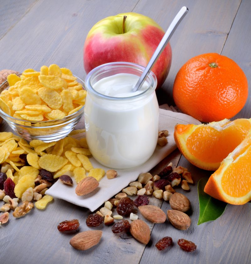Mélange de fruits frais et de fruits secs associés à un laitage.